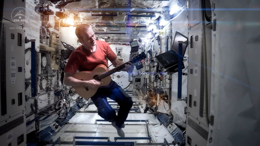 Hadfield spielt im All auf der Gitarre den Song "Space Oddity".