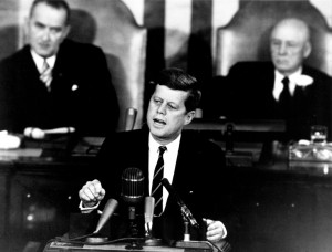 JFK hält seine Rede im Kongress.